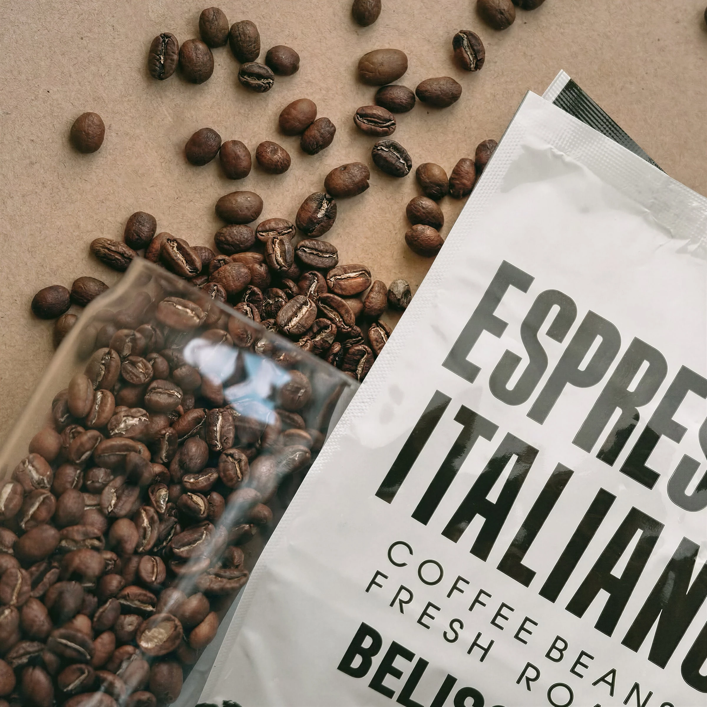 Крупный план чашки эспрессо, процесс приготовления кофе или упаковка Espresso Italiano рядом с чашкой